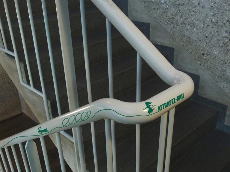 nudge marketing aider à tenir rampe d'escalier