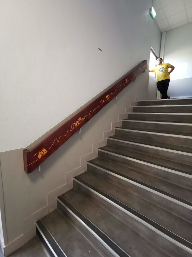 nudge marketing aider à tenir rampe d'escalier making of installation des nudges